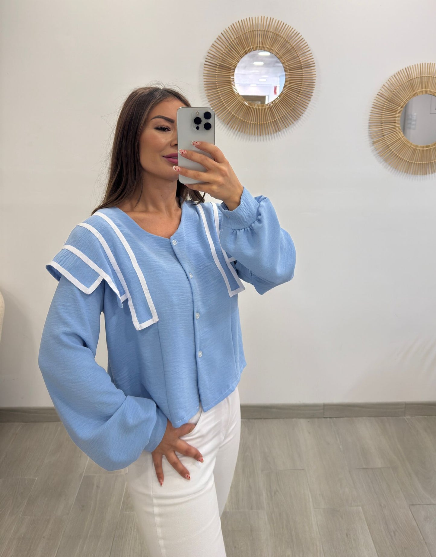 CAMISA DETALLE EN HOMBROS CELESTE