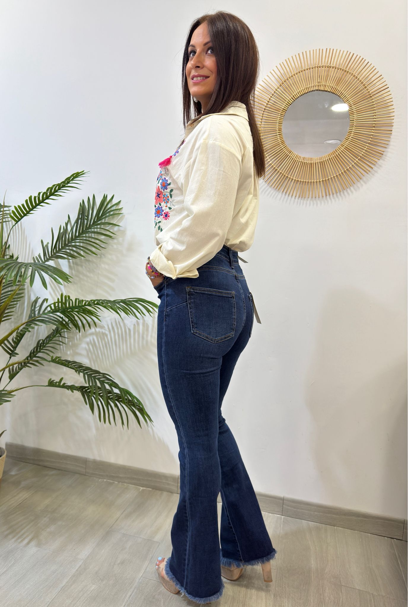 JEANS BAJO CAMPANA DESFLECADO